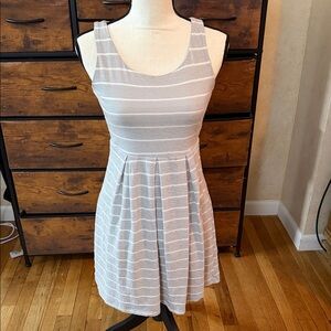 Chic Sleeveless Striped Dress in Gray